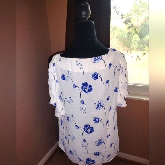 💙🤍 NWOT Banana Republic White With Navy Blue Flowers Cold Shoulder Sheer Light - Picture 3 of 3